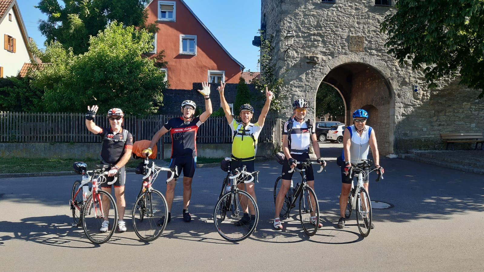 Sportliche Radgruppe unterwegs im historischen Franken
