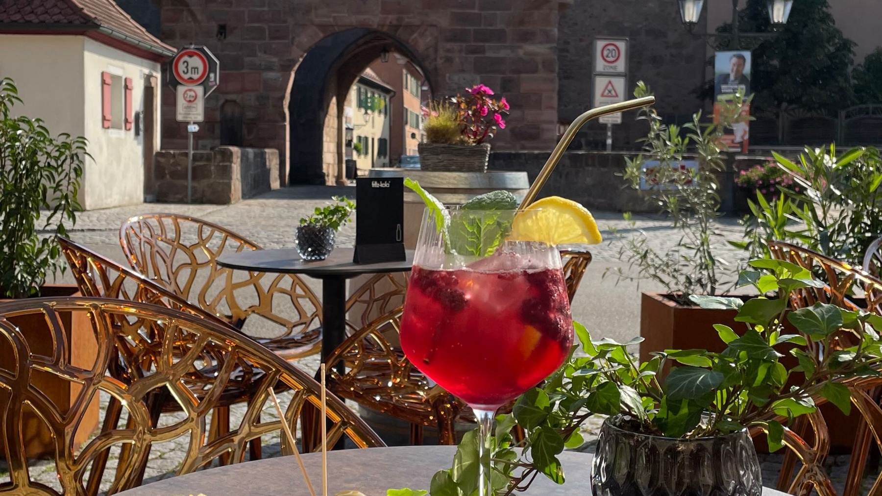 Den Tag ausklingen lassen bei einem Aperol im Parzivita, direkt vor dem oberen Tor in Wolframs-Eschenbach.